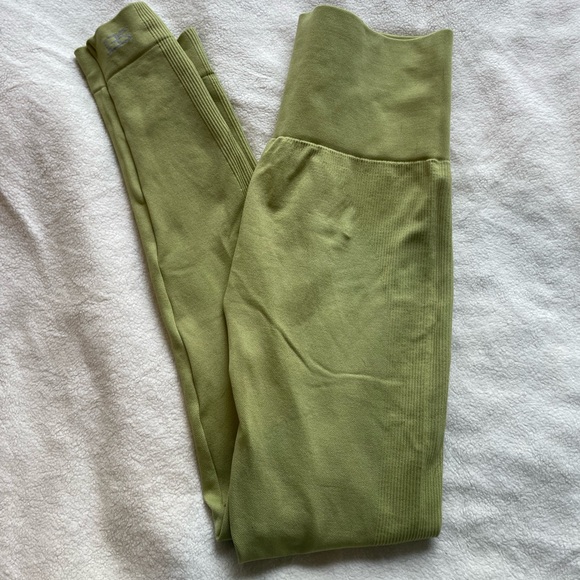 Set active leggings in field - Picture 1 of 1